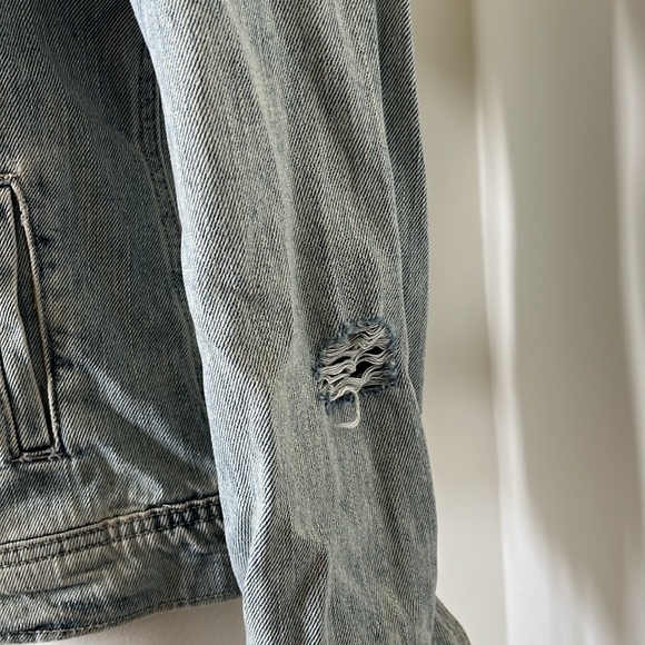NWOT Women’s Light-Wash Denim Jacket - Picture 5 of 5